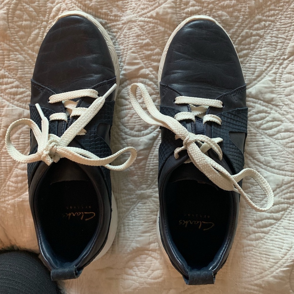 Leather navy blue Clarks max cushion athletic shoe